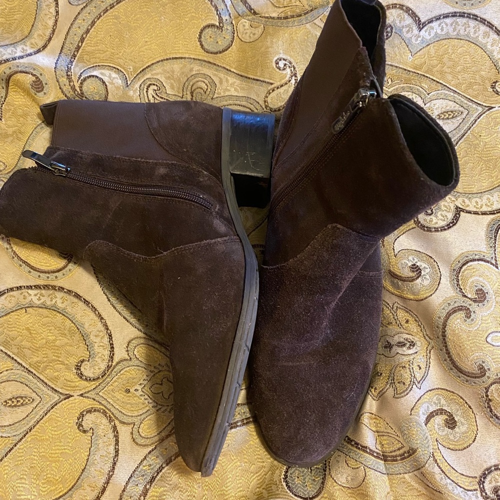 Etienne Aigner low heel suede Boots